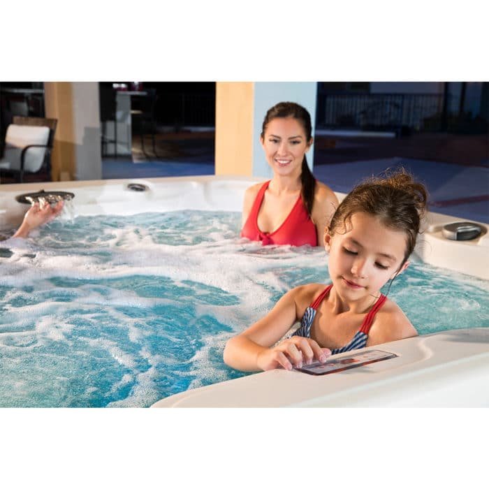 LS700DX-FAmily-Lifestyle_control-panel-700×700-1.jpg